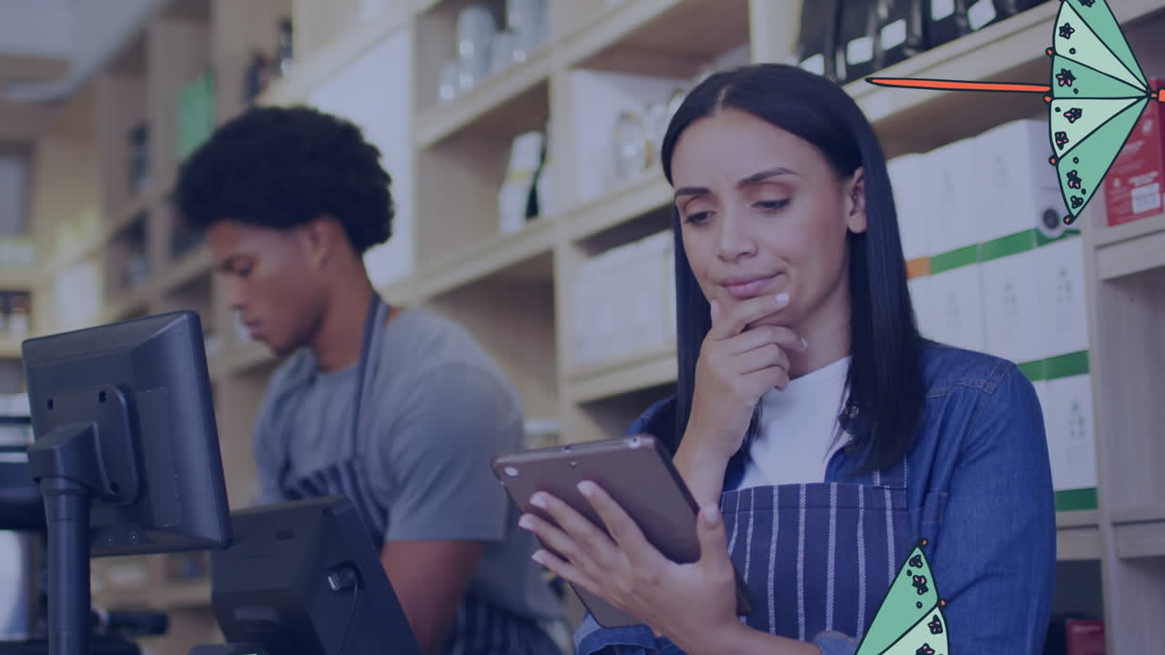 animación de paraguas cayendo sobre una camarera biracial usando una tableta