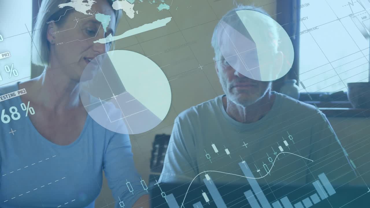 animación de múltiples gráficos moviéndose sobre colegas caucásicos discutiendo sobre la computadora portátil en la oficina