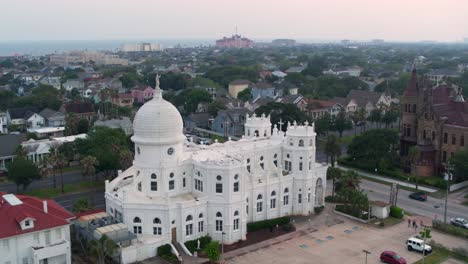 Drohnenansicht-Der-Katholischen-Kirche-Des-Heiligen-Herzens-Und-Der-Umgebung-In-Galveston,-Texas