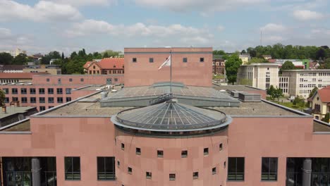 pfalztheater edificio sostenible alimentado por paneles solares energía en su techo