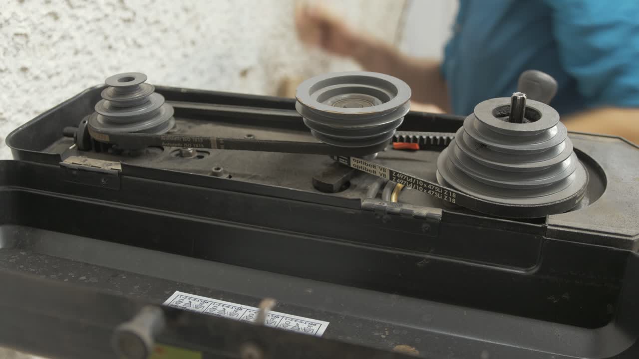 correa de perforación de pilar reparada el hombre cierra la tapa