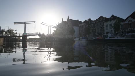 pont historique sur la rivière à haarlem