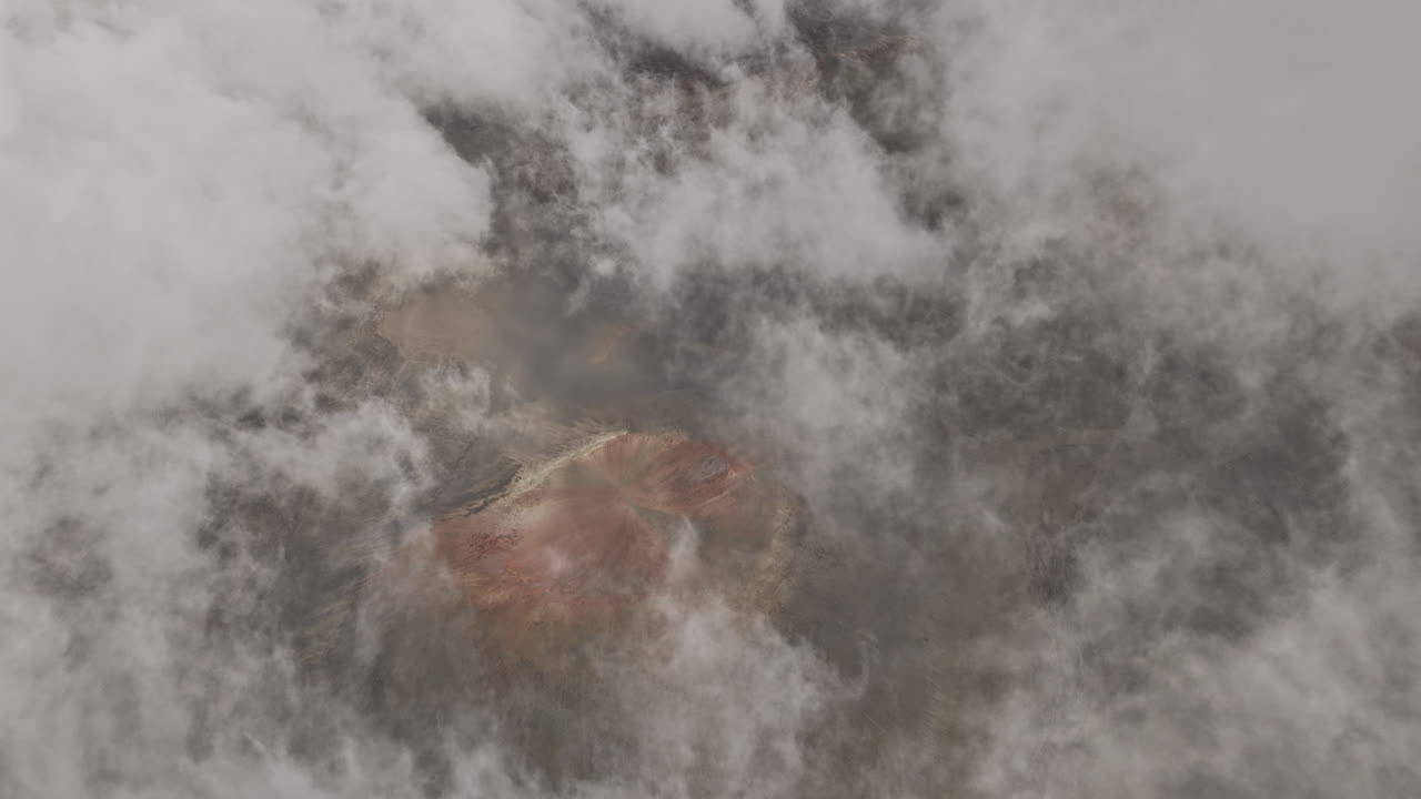 마우이 하와이 에어리얼 v33 조류 눈보기 플라이오버 할레칼라 산, 구름 층을 통해 날아, 위에서 화산 크레이터의 멋진 전망을 드러 ⁇ 니다 - mavic 3 영화 - 2022 년 12 월