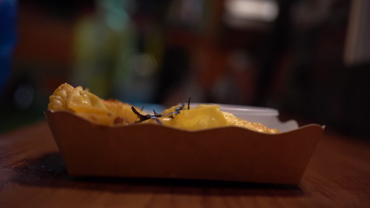 뜨거운 기오자는 방 ⁇ 의 칠바 시장에서 대나무 트레이에 제공됩니다.