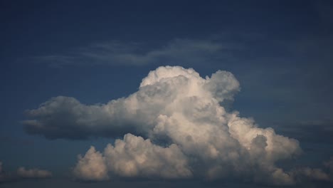 video de lapso de tiempo capturando el rápido movimiento de nubes de lluvia oscuras a través del cielo