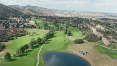 Arrowhead-Golf-Resort-In-Littleton-Colorado-Mit-Grünem-Gras,-Roten-Felsen-Und-Blauem-Himmel