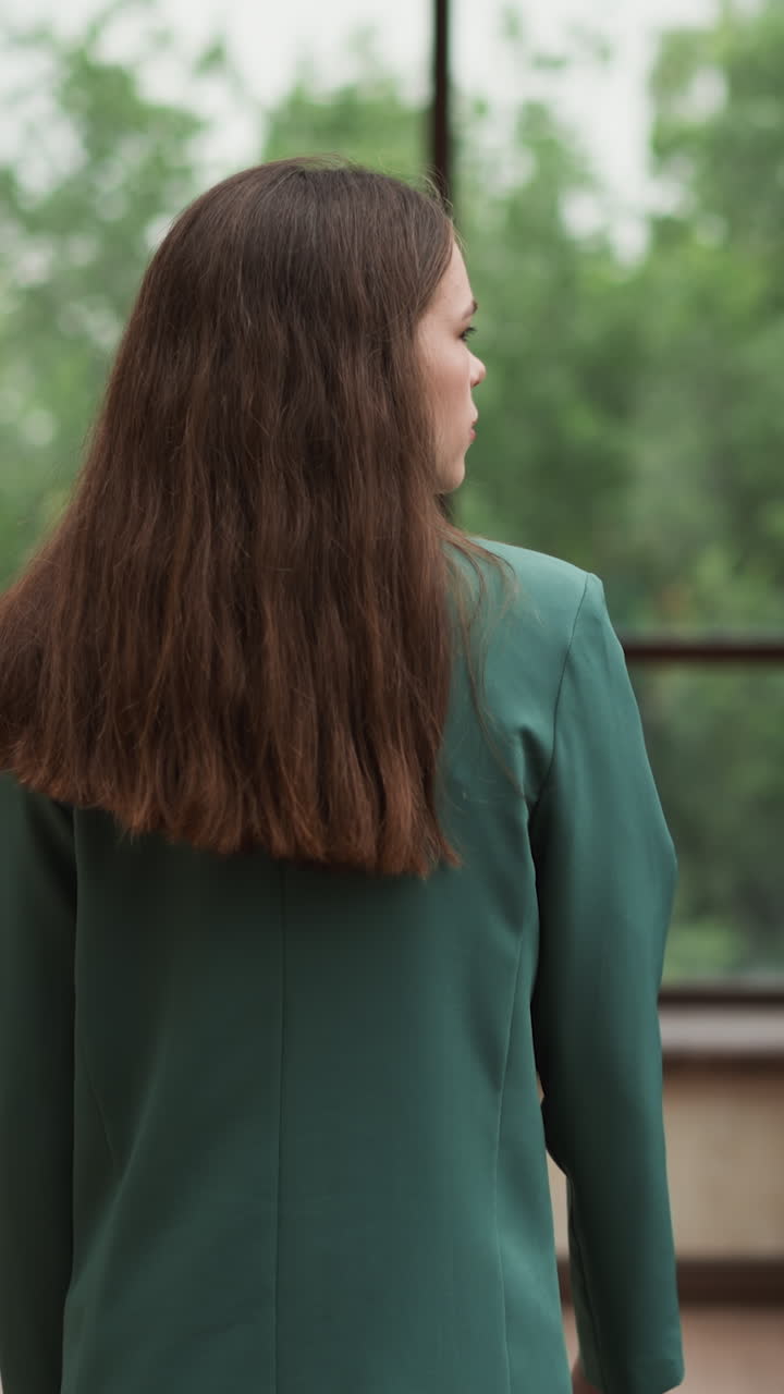 "그녀는 확장 창의 길이를 탐색합니다. 주요 고객 계약의 갑작스러운 취소는 여성 판매 매니저를 미래 수익 흐름에 대한 불확실성으로 떠넘니다. """