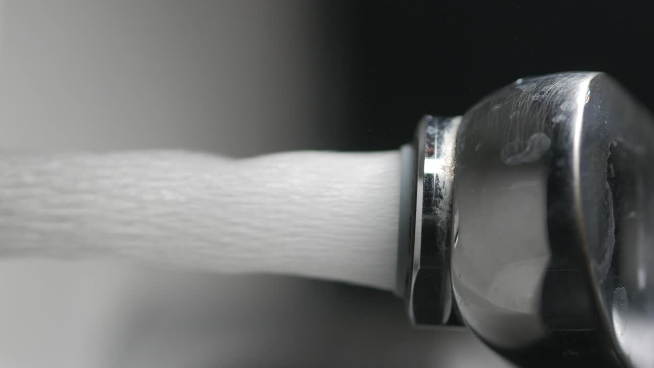 agua que fluye de un grifo