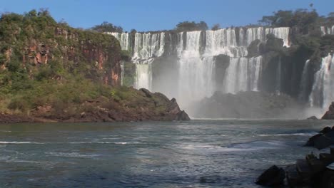 伊古阿库瀑布 (iguacu falls) 位于巴西和阿根廷的边界