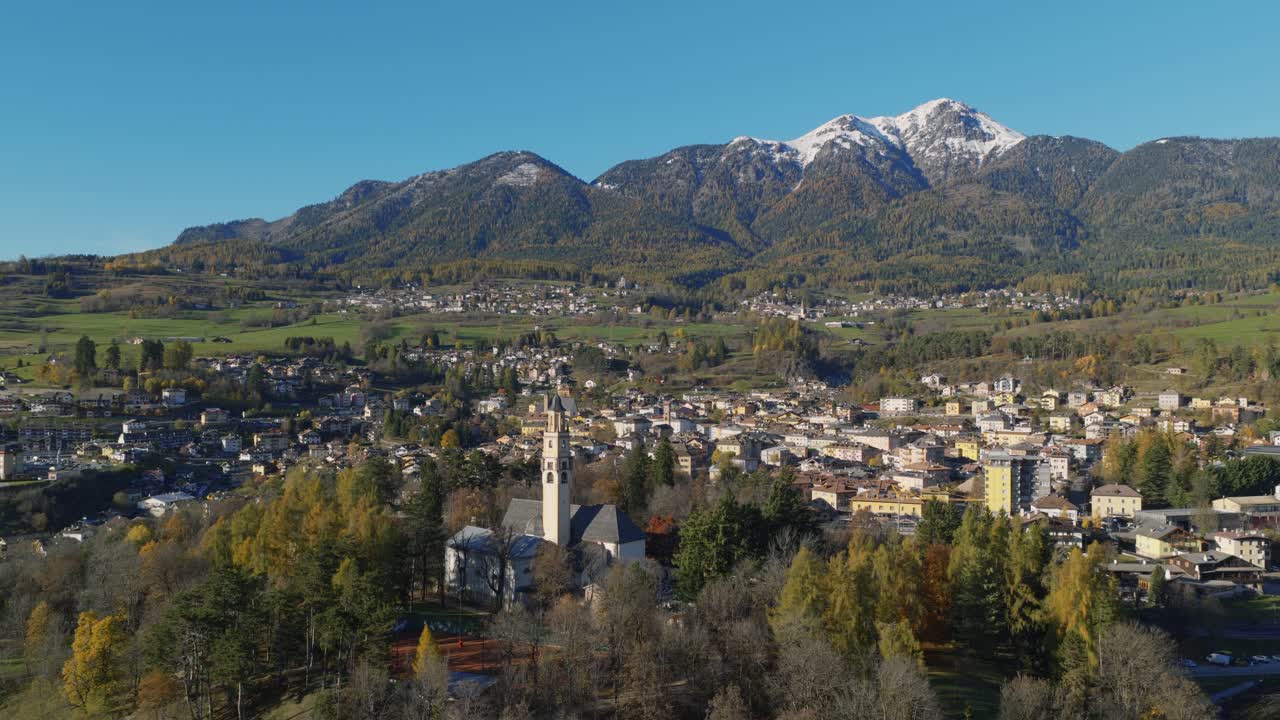 Panorama aereo di Cavalese, città principale della Val di Fiemme in Trentino, Italia. Ampia inquadratura aerea.
