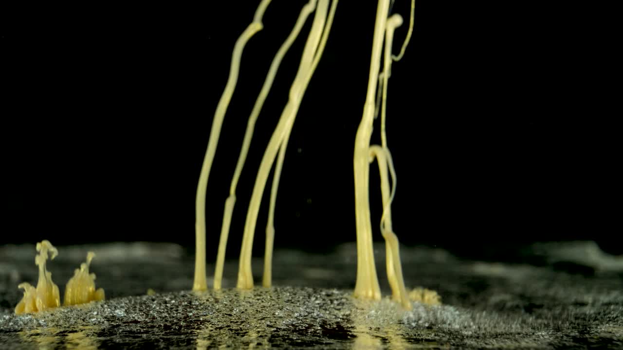 다채로운 잉크는 물 속에 있는 버섯을 칠하고, 잉크는 물 으로 흘러들어갑니다.