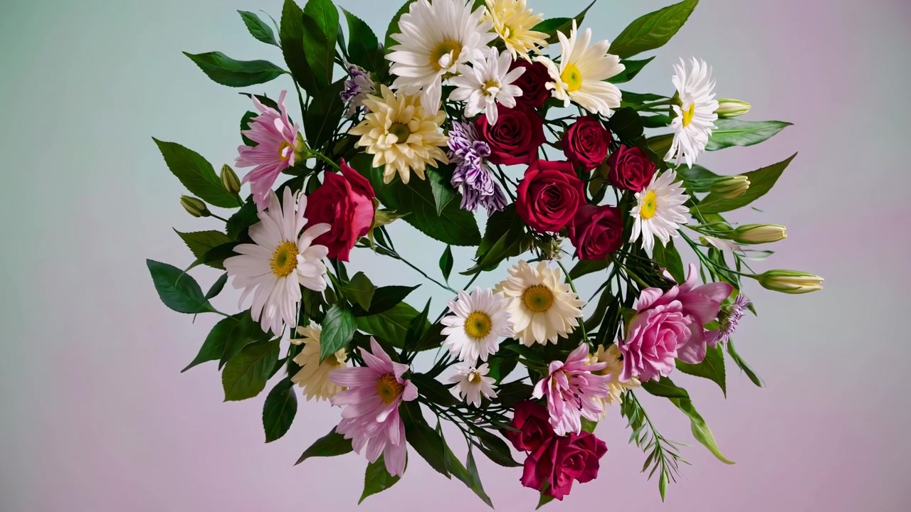 Wunderschöner Blumenkranz rotiert vor sanftem Pastellhintergrund