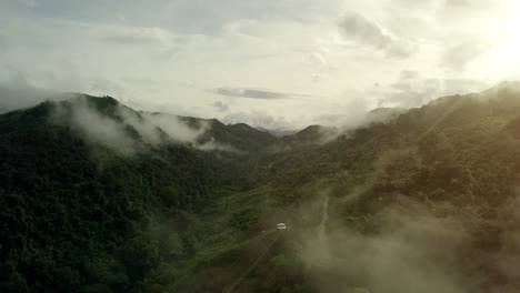 Un-Impresionante-Paisaje-Aéreo-De-Una-Exuberante-Montaña-Verde-De-Selva-Tropical