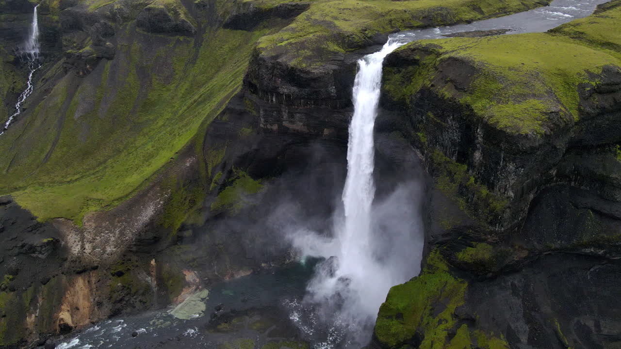 toma aérea estática de la increíble cascada de haifoss en el desfiladero de la montaña de fossárdalur, en islandia