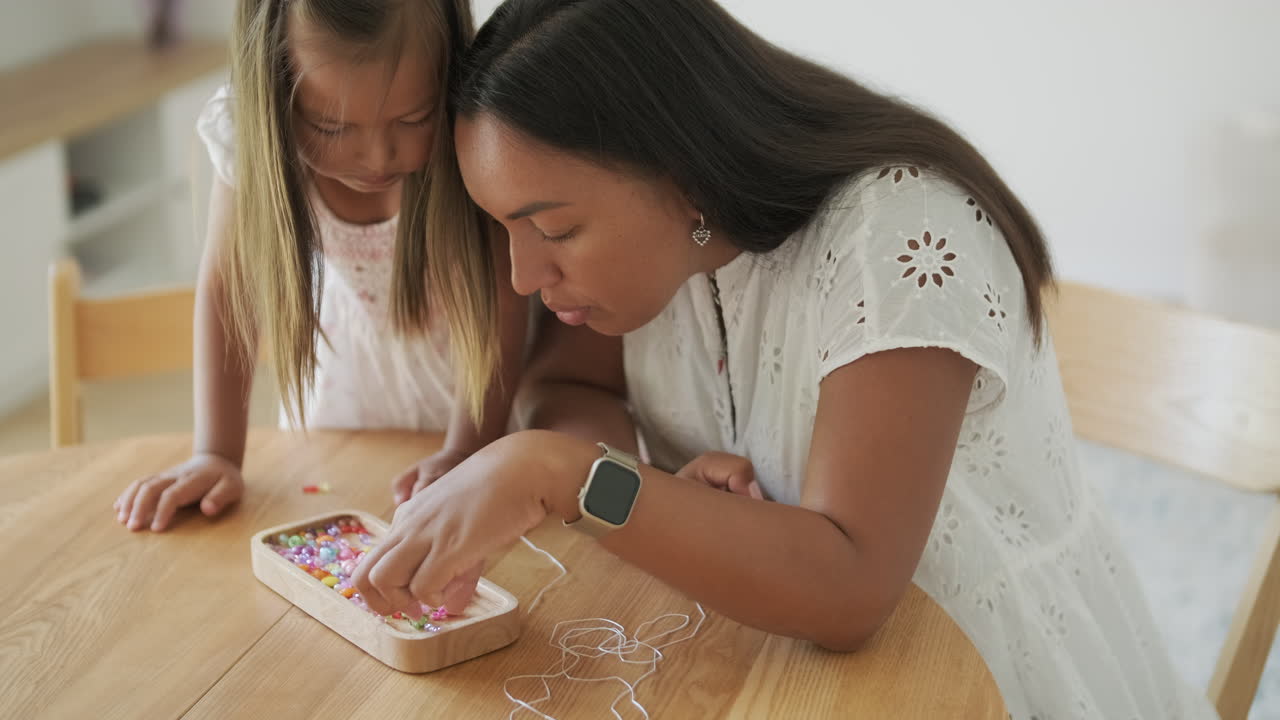 madre e hija haciendo joyas juntas