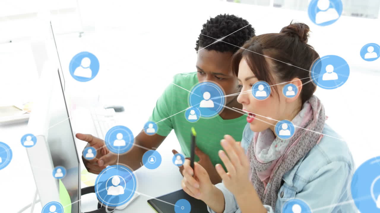 animación de la red de conexiones con iconos sobre diversos colegas utilizando la computadora