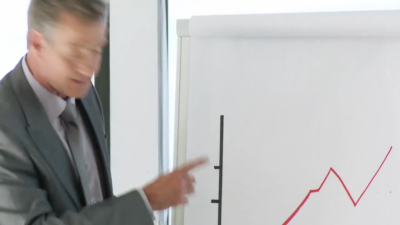 블랙보드와 함께 설명하는 비즈니스 회의에서 ceo