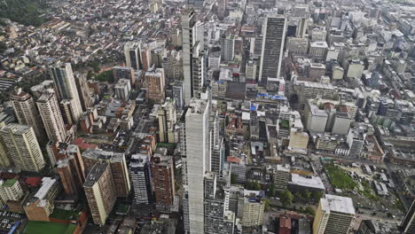 Bogotá-Colombia-Antena-V27-Vista-Aérea-Drone-Sobrevuelo-Bosque-Izquierdo-Capturando-El-Edificio-Bd-Bacata,-El-Paisaje-Urbano-Del-Centro-Y-El-Pico-De-La-Montaña-Monserrate---Filmado-Con-Mavic-3-Cine---Noviembre-De-2022