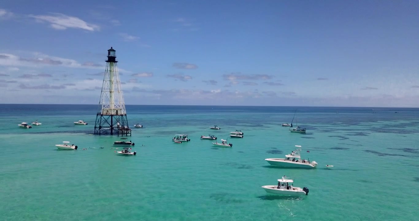 Drone sopra barche e il Faro Alligator a Islamorada, Florida Keys, nell'Oceano Atlantico. Ripreso con Mavic Pro in 4k.