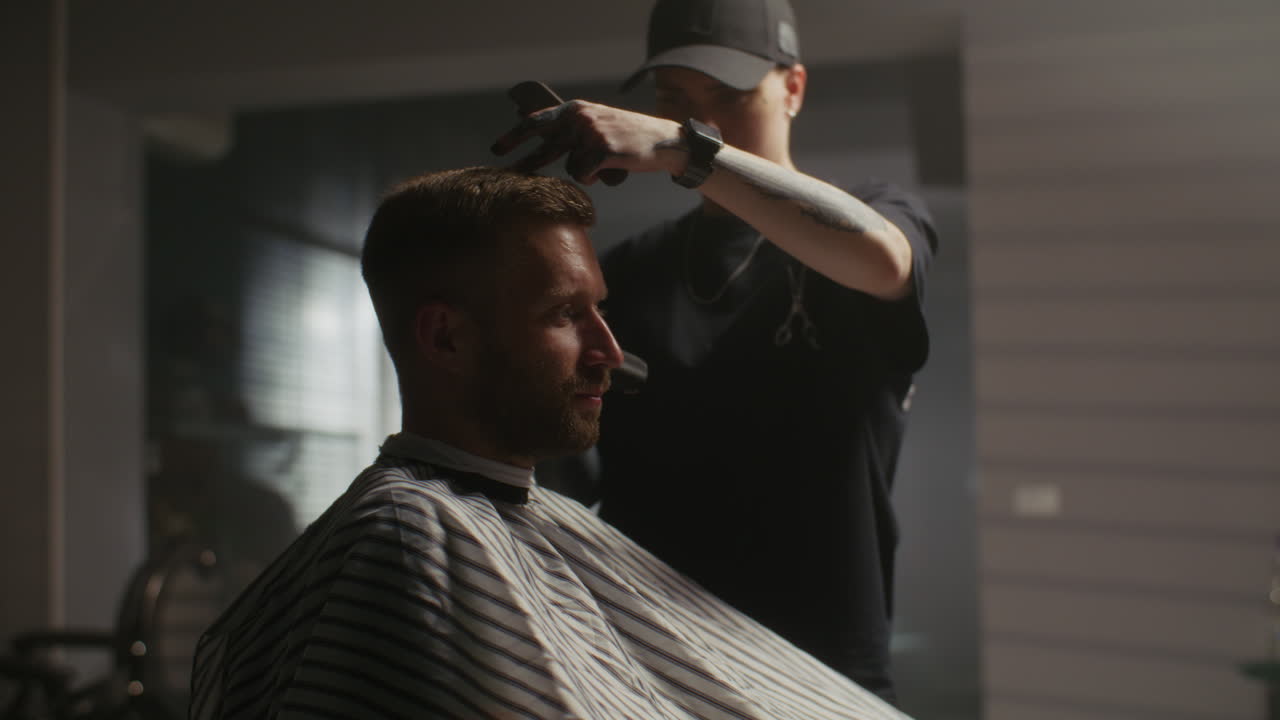 un hombre se corta el cabello en la barbería.
