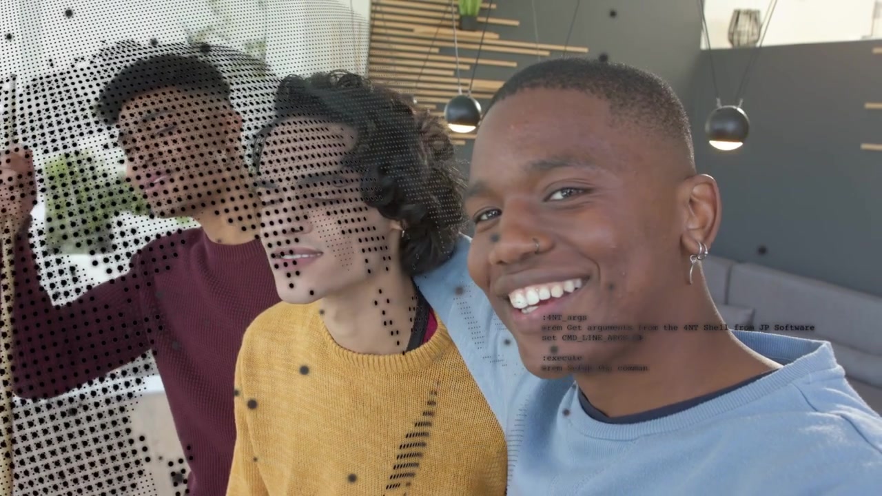 Tre uomini che posano per un selfie in una lounge, con un telefono che avvia una mappa punteggiata che si sposta sui volti, mentre tengono una stecca.