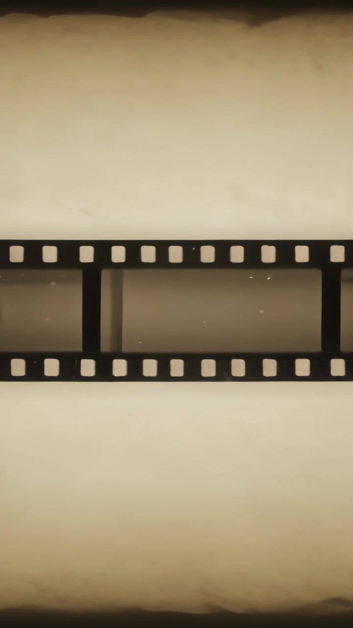 Vertikales Video: Ein gleitender Streifen bewegt sich nach rechts, zeigt Zahnräder, mit Bildvorschub im Sepia-Look.
