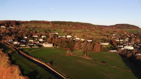 Drohnenblick-Auf-Die-Küstenlandschaft-Der-Romantischen-Englischen-Tallandschaft-Zur-Goldenen-Stunde-Am-Späten-Nachmittag