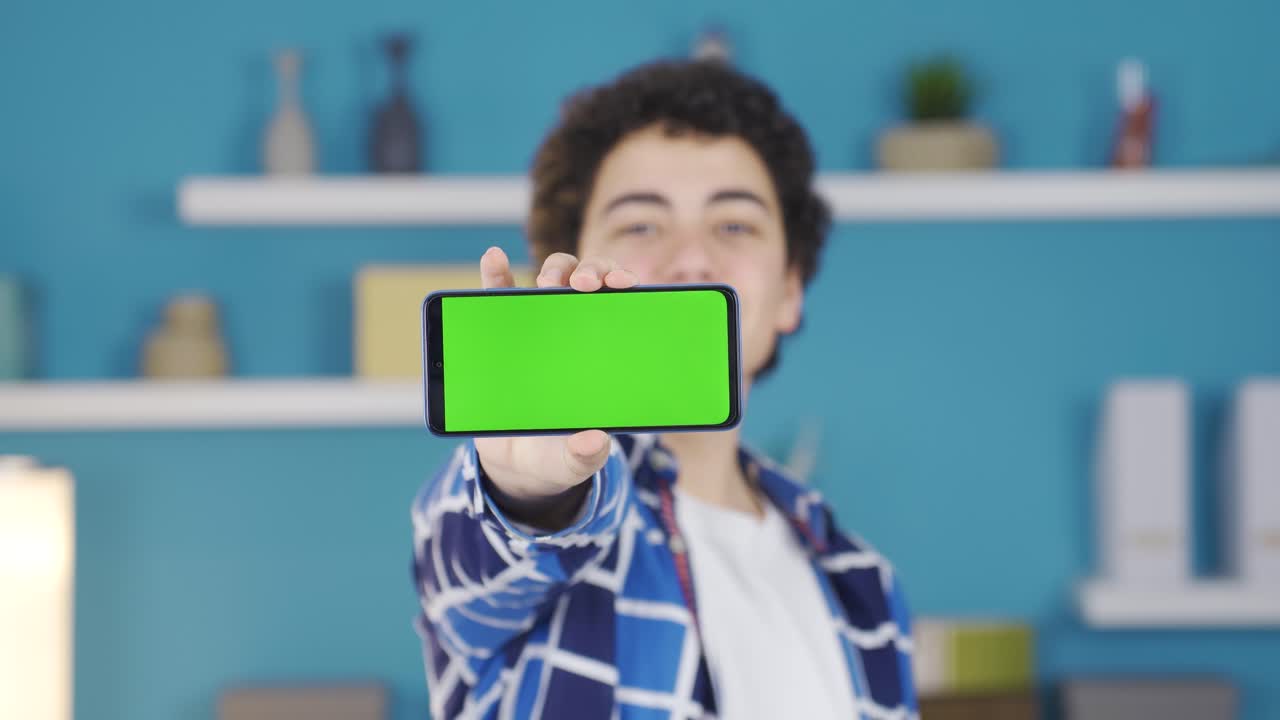 녹색 스크린 스마트폰과 소년.