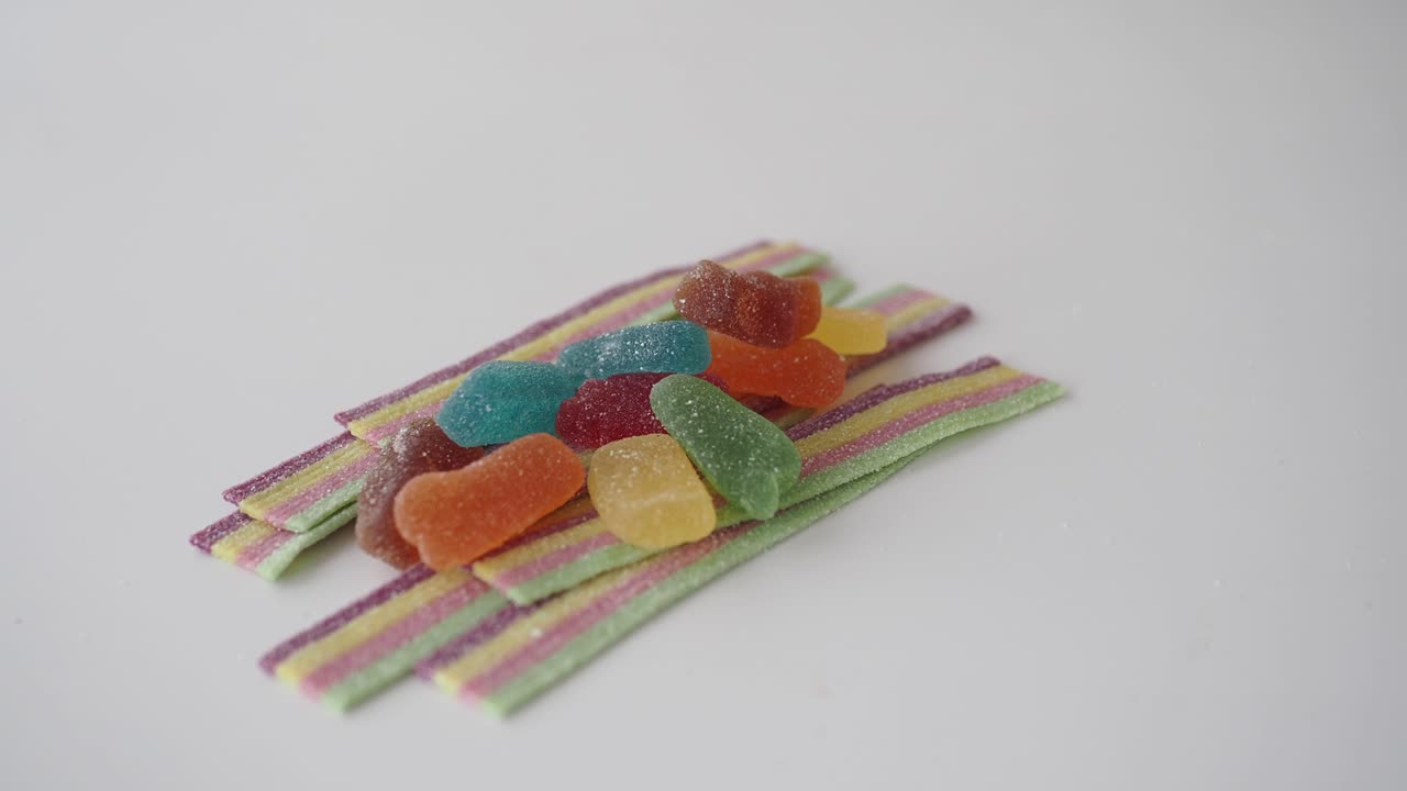 recogiendo con la mano caramelos de jalea de colores