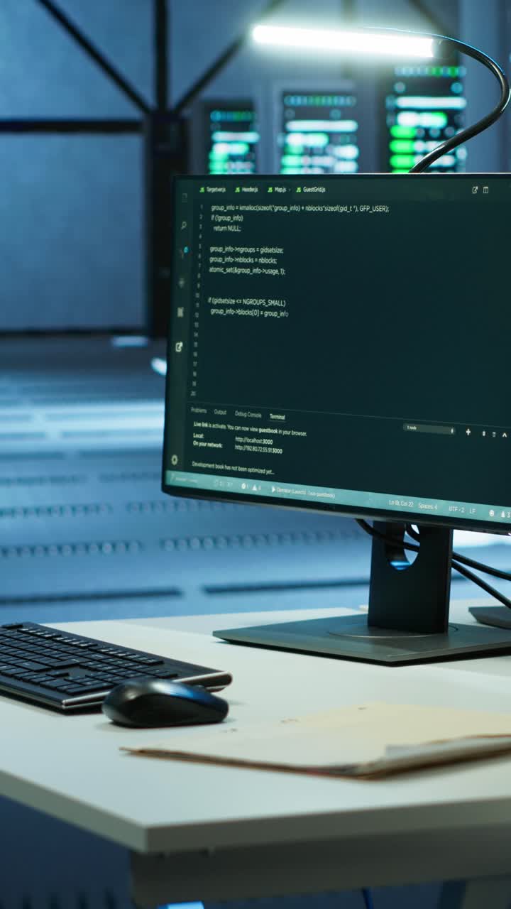 Programmeringskode vist på flere dataskjermer