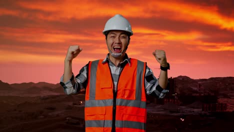 trabajador de la construcción feliz al atardecer