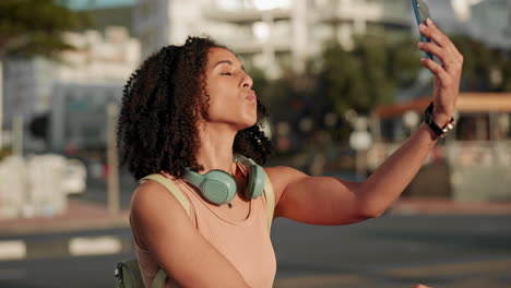 Selfie,-Mujer-Negra-Y-Teléfono-Siendo-Feliz