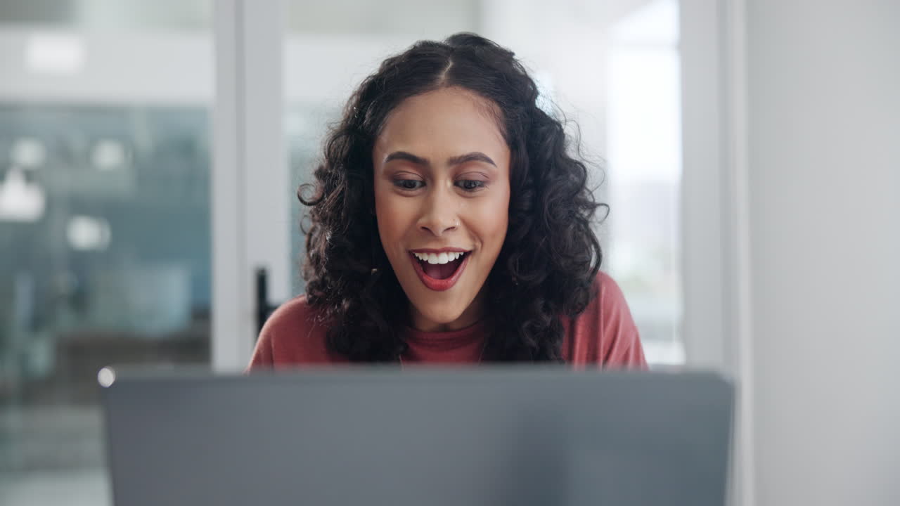 mujer trabajando en una computadora portátil