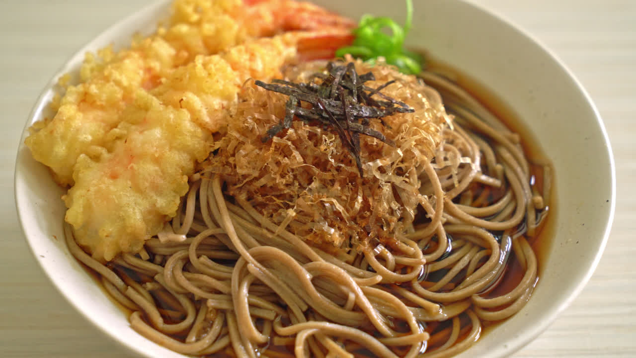 fideos ramen japoneses con camarones tempura - estilo de comida asiática