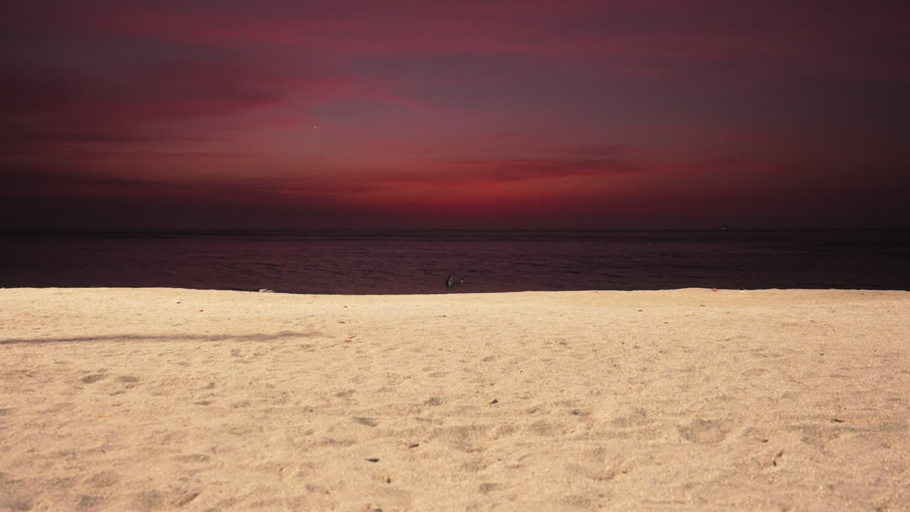 Sabbia della spiaggia con oceano e cielo drammatico al tramonto sullo sfondo a Santa Marta, Colombia. - campo lungo