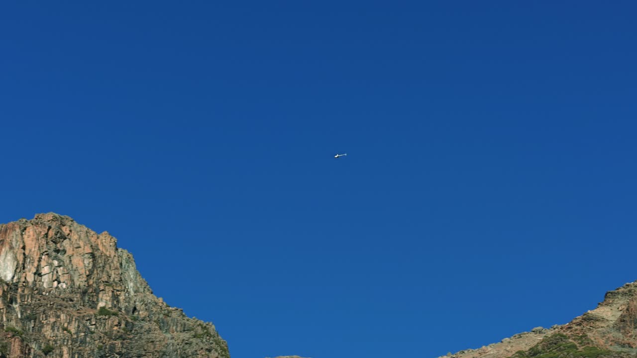 helicóptero sobre una montaña