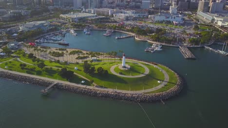 Imágenes-Aéreas-De-Drones-Del-Faro-En-El-Puerto-De-Long-Beach-Que-Muestran-Los-Edificios-Del-Centro