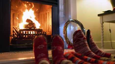 pareja en casa en tiempo de navidad