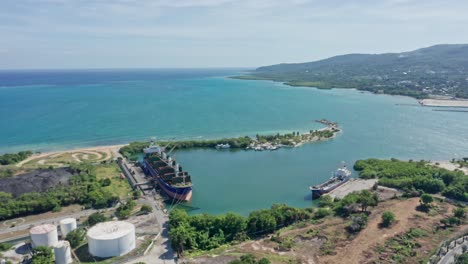 Granelero-Atracado-En-El-Puerto-Marítimo-De-Barahona-A-Lo-Largo-De-La-Costa-Caribeña