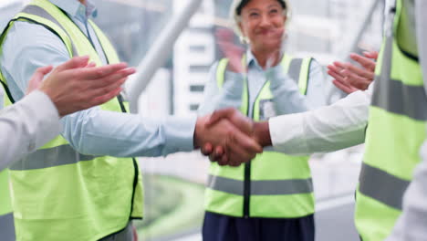 gente de ingeniería, estrechándose la mano