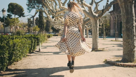 una joven elegante corriendo en el parque.