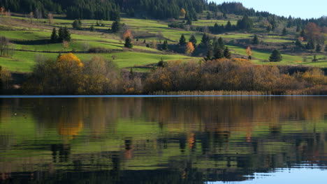 Autumn-day-on-the-mountain-lake