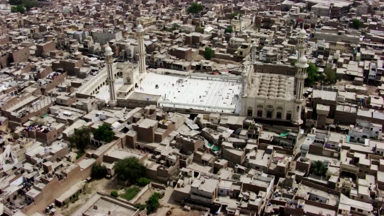 vista aérea de una ciudad con una mezquita