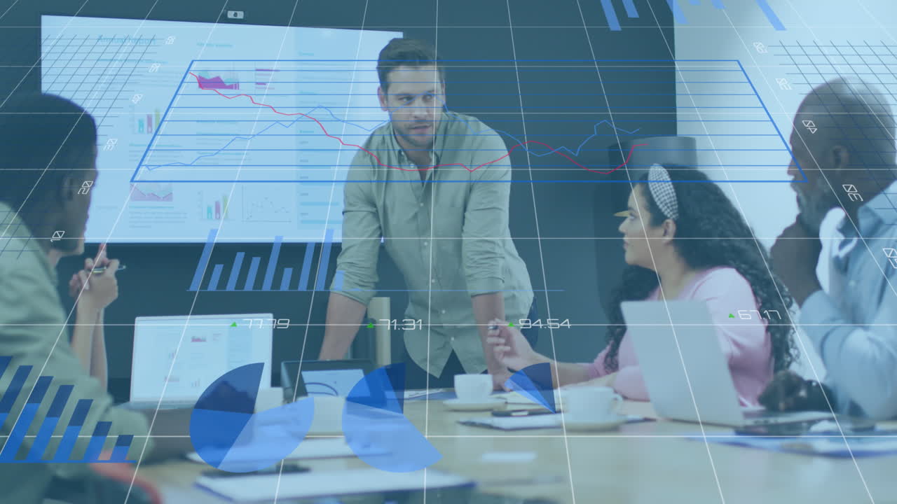animación del procesamiento de datos estadísticos contra el hombre caucásico discutiendo con sus colegas en la oficina