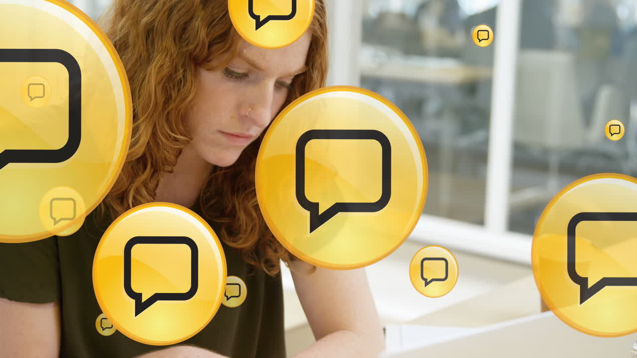 анимация цифровых икон с обработкой данных над кавказской бизнесменкой в офисе