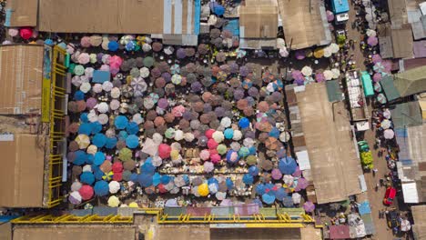 Vista-Aérea-De-Lapso-De-Tiempo-Del-Mercado-En-Accra,-Ghana