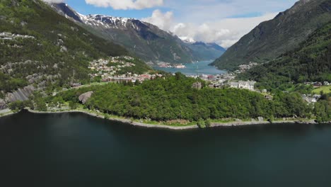 toma aérea de un pequeño y hermoso pueblo de odda en noruega durante el verano