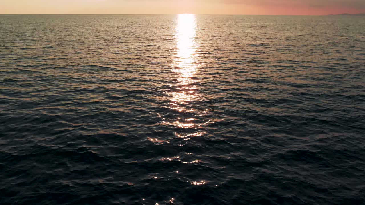 바다 위에 해가 지는 것