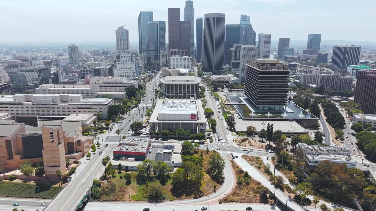 Skyline del centro di Los Angeles, ripresa drone rivelatrice, California USA.