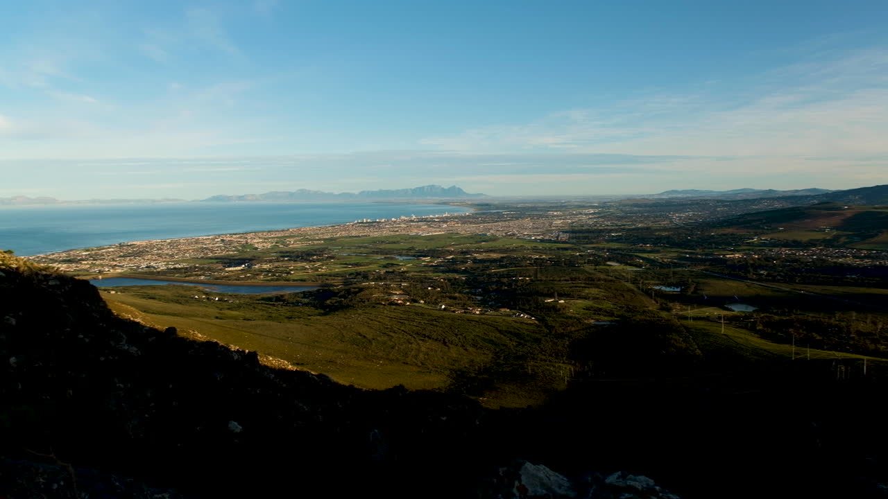 sir lowry's pass lookout, false bay 및 strand view의 일출 고가 팬